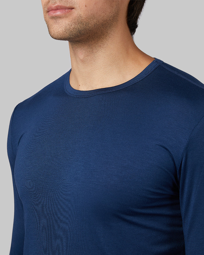 32 Degrees Deep Pacific _ Men's Lightweight Baselayer Crew Top {model: Zac is 6'3", wearing size M}{bottom}{right}{bottom}{right}