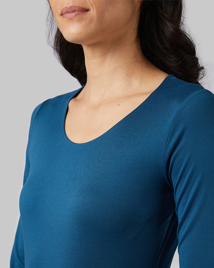 32 Degrees Majolica Blue _ Women's Lightweight Baselayer Scoop Top {model: Mariana is 5'8" and size 4, wearing size S}{bottom}{right}{bottom}{right}