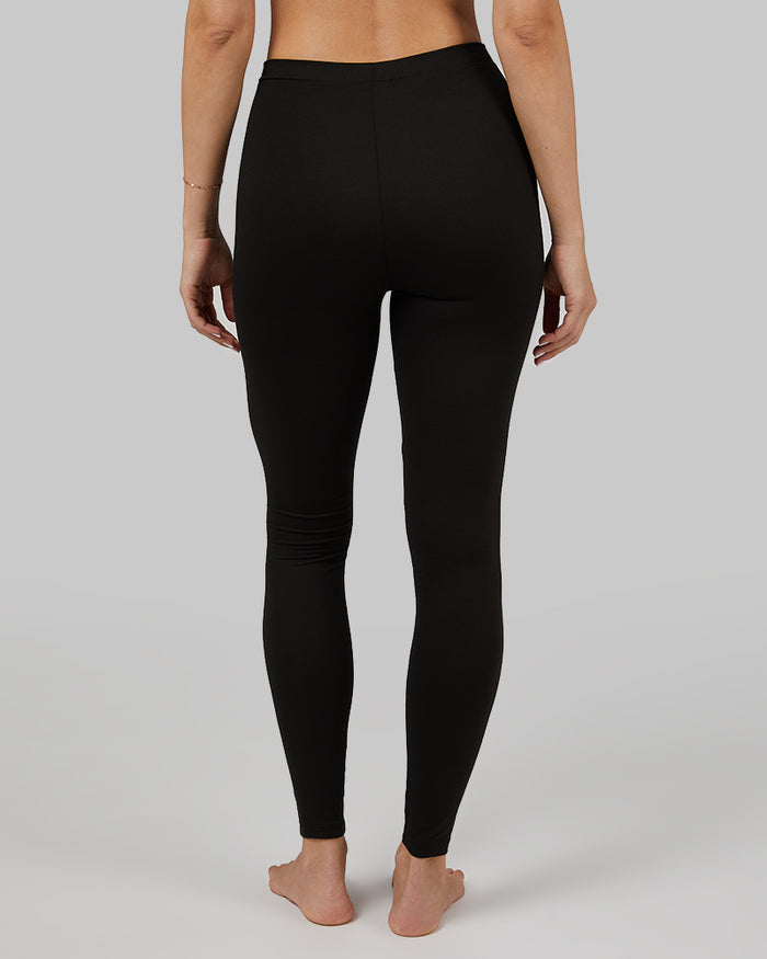 32 Degrees Black _ Women's Lightweight Baselayer Legging {model: Bruna is 5'8"and size 4, wearing size S}{bottom}{right} {bottom}{right}