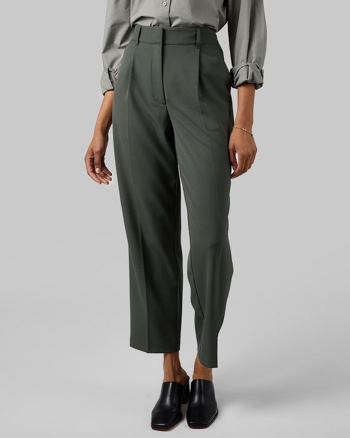32 Degrees Cactus Green _ Women's Relaxed Pleated Pant {model: Dido is 5'9"and size 4 wearing size S}{bottom}{right} {bottom}{right}