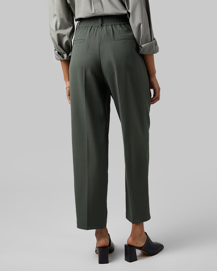 32 Degrees Cactus Green _ Women's Relaxed Pleated Pant {model: Dido is 5'9"and size 4 wearing size S}{bottom}{right} {bottom}{right}
